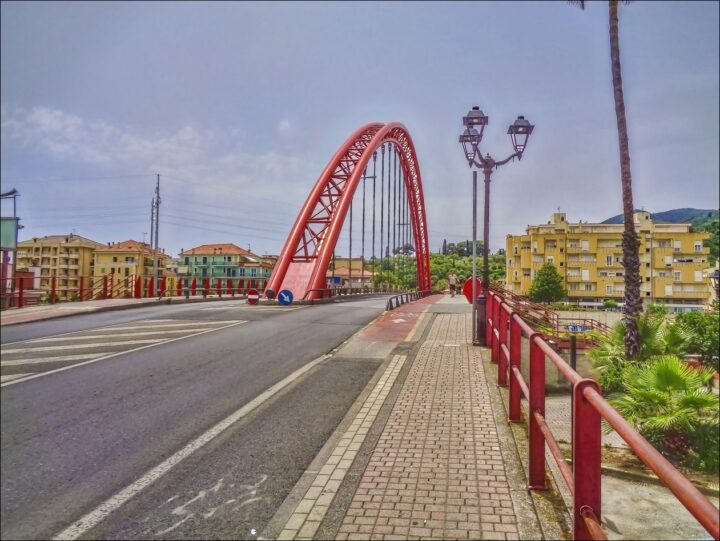 Il ponte rosso di Albenga