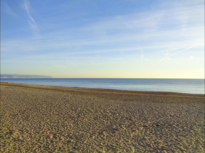 La spiaggia e qualche orma.